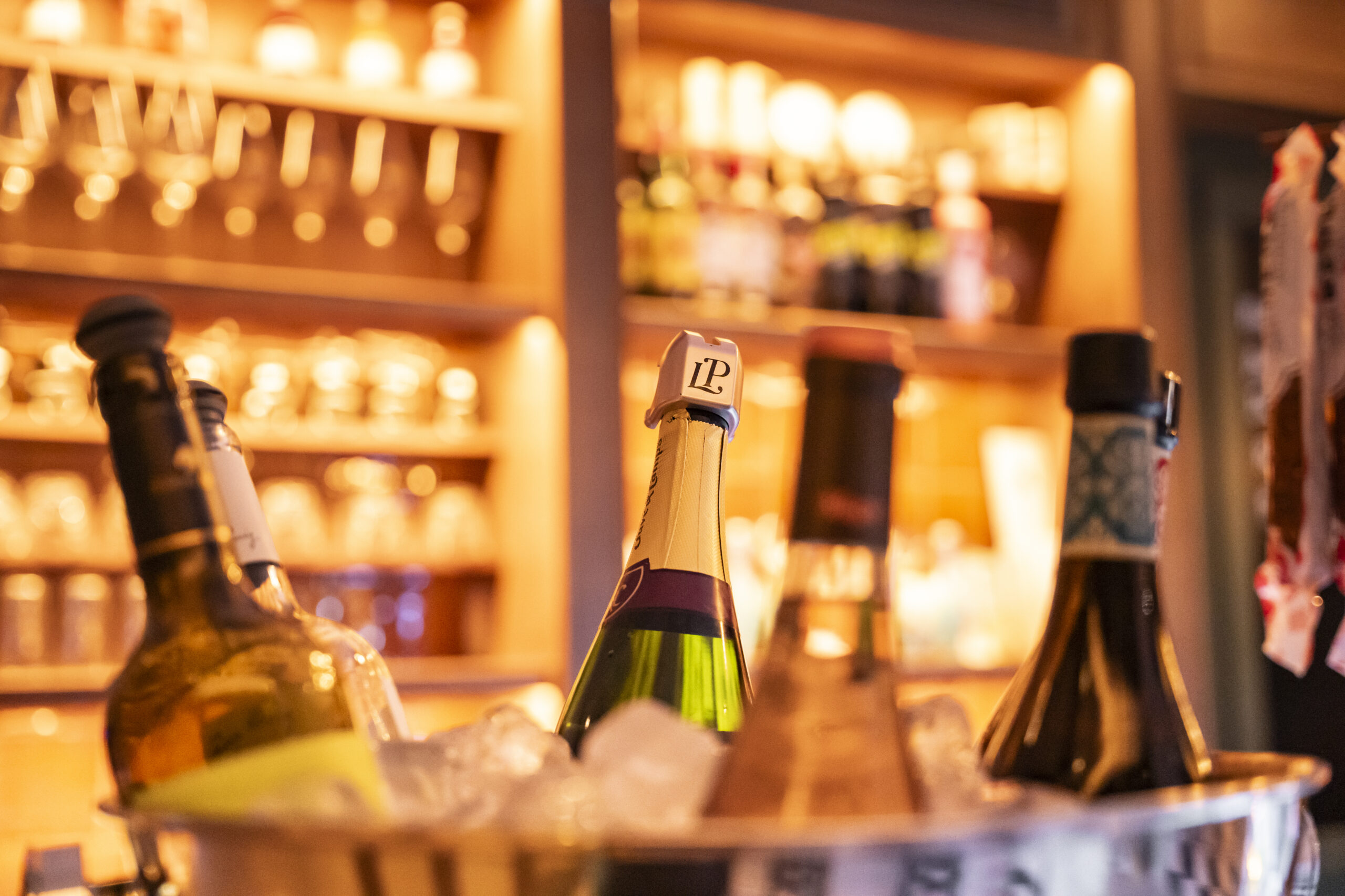 Copa de vino y botellas seleccionadas en Bon Vivant
